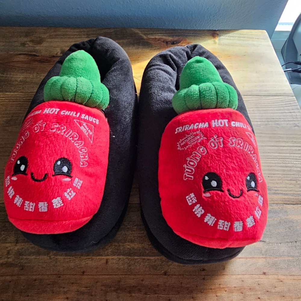 Women's Sriracha Hot Chili Sauce Slippers Plush Cozy Indoor Shoes S/M 4-7 - Picture 3 of 7
